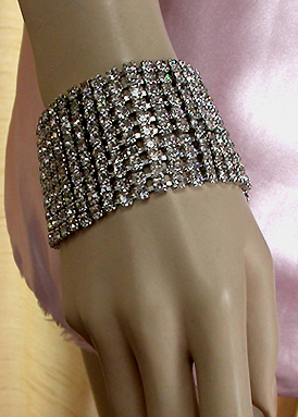 a beautiful vintage costume jewelry bracelet unsigned