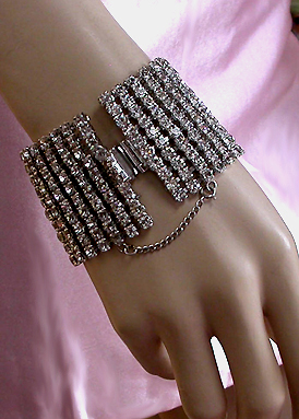 a beautiful vintage costume jewelry bracelet unsigned