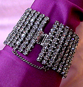 a beautiful vintage costume jewelry bracelet Unsigned
