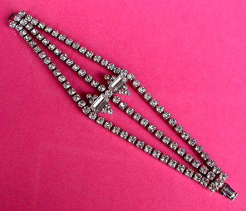 a beautiful vintage costume jewelry bracelet unsigned