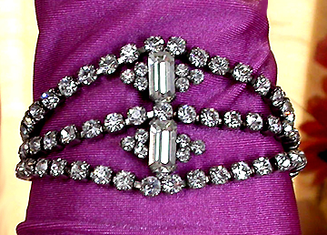 a beautiful vintage costume jewelry bracelet unsigned