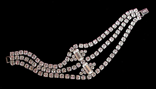 a beautiful vintage costume jewelry bracelet unsigned