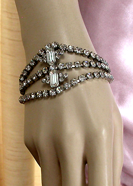 a beautiful vintage costume jewelry bracelet unsigned