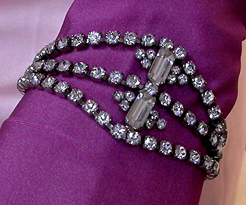 a beautiful vintage costume jewelry bracelet unsigned