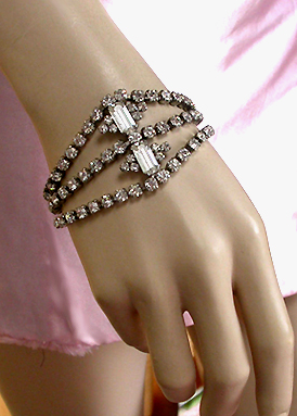 a beautiful vintage costume jewelry bracelet unsigned