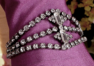 a beautiful vintage costume jewelry bracelet unsigned