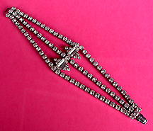 a beautiful vintage costume jewelry bracelet Unsigned
