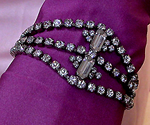 a beautiful vintage costume jewelry bracelet Unsigned