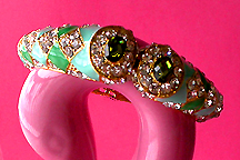 a beautiful vintage costume jewelry bracelet Unsigned