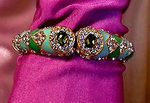a beautiful vintage costume jewelry bracelet Unsigned