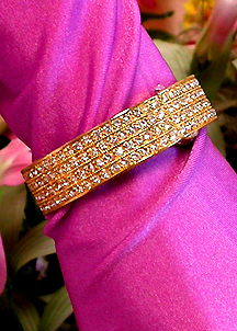 a beautiful vintage costume jewelry bracelet unsigned
