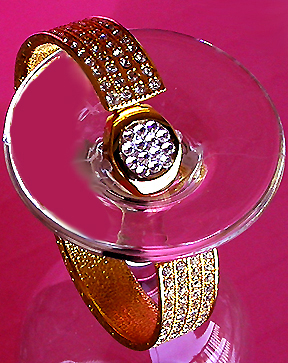 a beautiful vintage costume jewelry bracelet unsigned