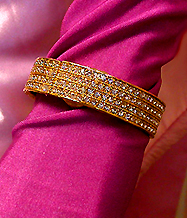 a beautiful vintage costume jewelry bracelet Unsigned