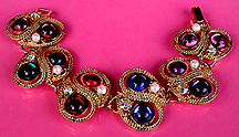 a beautiful vintage costume jewelry bracelet Unsigned