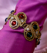 a beautiful vintage costume jewelry bracelet Unsigned