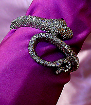 a beautiful vintage costume jewelry bracelet Unsigned