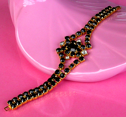 a beautiful vintage costume jewelry bracelet unsigned