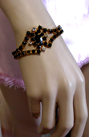 a beautiful vintage costume jewelry bracelet unsigned