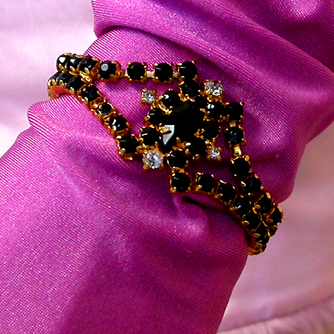 a beautiful vintage costume jewelry bracelet unsigned