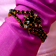 a beautiful vintage costume jewelry bracelet Unsigned