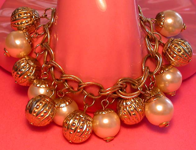 a beautiful vintage costume jewelry bracelet unsigned