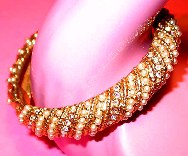 a beautiful vintage costume jewelry bracelet unsigned
