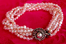 a beautiful vintage costume jewelry bracelet Unsigned