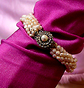a beautiful vintage costume jewelry bracelet Unsigned
