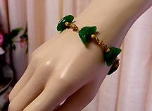 a beautiful vintage costume jewelry bracelet Unsigned