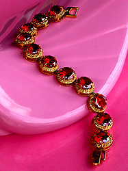 a beautiful vintage costume jewelry bracelet Unsigned