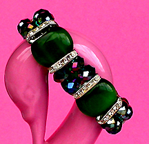 a beautiful vintage costume jewelry bracelet Unsigned