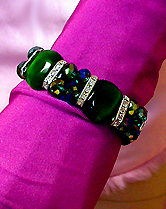 a beautiful vintage costume jewelry bracelet Unsigned
