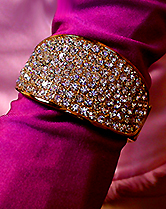 a beautiful vintage costume jewelry bracelet Unsigned