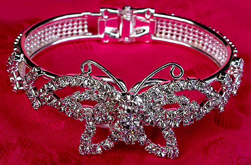a beautiful vintage costume jewelry bracelet unsigned