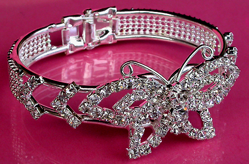 a beautiful vintage costume jewelry bracelet unsigned