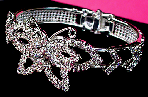 a beautiful vintage costume jewelry bracelet unsigned