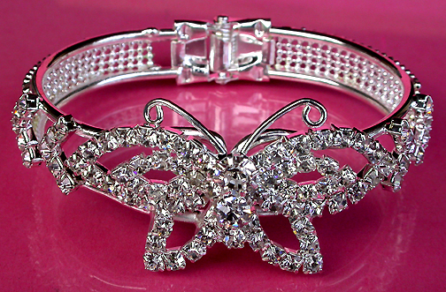 a beautiful vintage costume jewelry bracelet unsigned