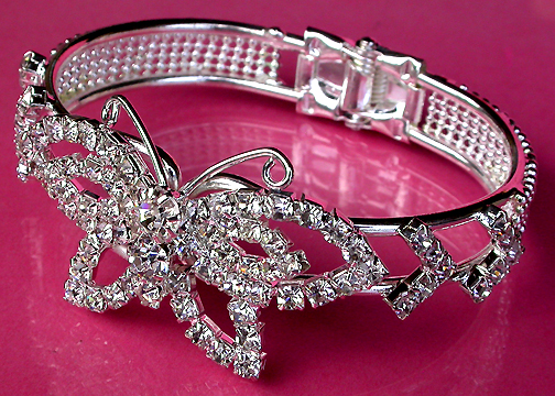 a beautiful vintage costume jewelry bracelet unsigned