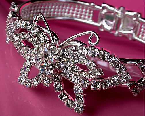 a beautiful vintage costume jewelry bracelet unsigned