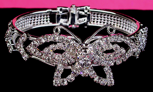 a beautiful vintage costume jewelry bracelet unsigned