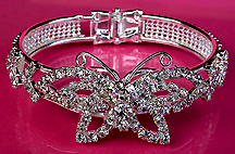 a beautiful vintage costume jewelry bracelet Unsigned