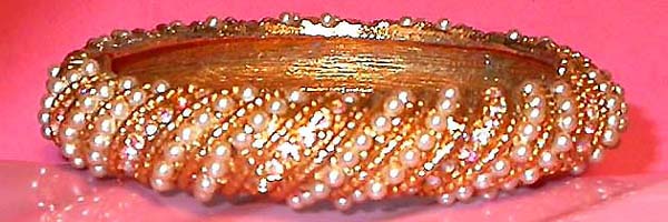 a beautiful vintage costume jewelry bracelet unsigned