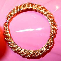 a beautiful vintage costume jewelry bracelet Unsigned