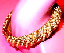 a beautiful vintage costume jewelry bracelet Unsigned