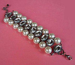 a beautiful vintage costume jewelry bracelet Unsigned