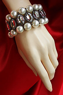 a beautiful vintage costume jewelry bracelet Unsigned