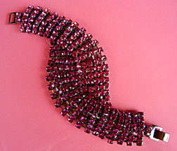 a beautiful vintage costume jewelry bracelet Unsigned