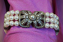 a beautiful vintage costume jewelry bracelet Unsigned