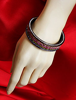 a beautiful vintage costume jewelry bracelet Unsigned