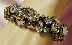 a beautiful vintage costume jewelry bracelet Unsigned